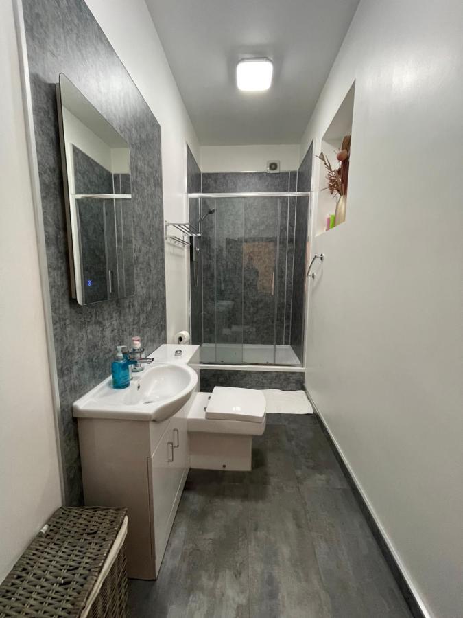 Appartamento Premier 2 Bed Flat C Broxburn Esterno foto